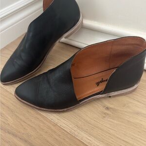 Like New! Free People Black Leather Flats women Size 8